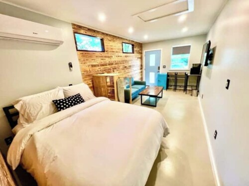 Casita East - Cozy, Pretty & Private + Parking, Near Downtown & UT