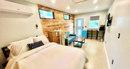 Casita East - Cozy, Pretty & Private + Parking, Near Downtown & UT