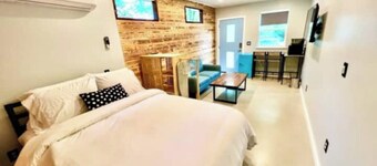 Casita East - Cozy, Pretty & Private + Parking, Near Downtown & UT