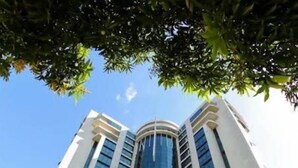 A modern building with a glass facade and a sign reading "Tropical Executive". - Flat no Tropical Executive Hotel (Manaus)