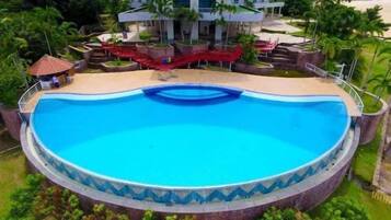 Hồ bơi ngoài trời