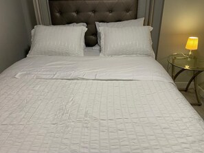 2 室のベッドルーム、デスク、アイロン / アイロン台、WiFi