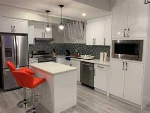 冷蔵庫、電子レンジ、オーブン、コンロ