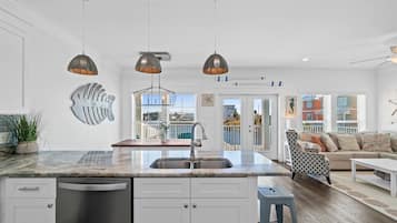 Huis, 5 slaapkamers, gedeeltelijk uitzicht op zee | Privékeuken | Een koelkast/vriezer, een magnetron, een oven, een kookplaat