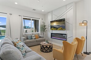 Smart TV, fireplace