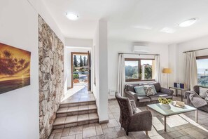 Living area - Apollon Dionysus Villa (Peyia)