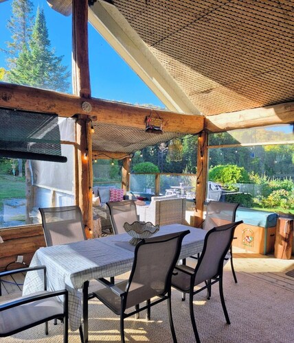 Luxury four bedroom family retreat with private lake, 4km of trails, on 37 acres