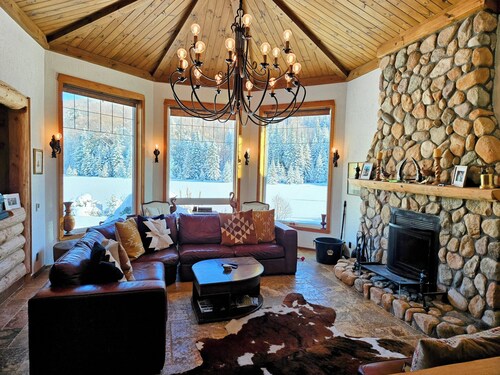 Luxury four bedroom family retreat with private lake, 4km of trails, on 37 acres