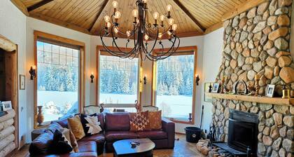 Luxury four bedroom family retreat with private lake, 4km of trails, on 37 acres