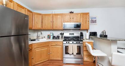 Mins to Wrigley Sleeps 6 + Sauna + Hot Tub+ Deck