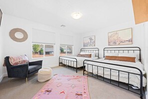5 chambres, lit de bébé portatif, Wi-Fi, literie fournie