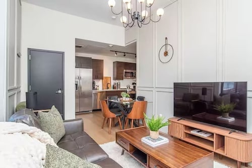 LUXE Sun Drenched 2 Bd, Steps to Brown and Wayland