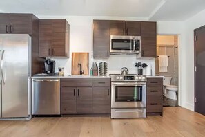 Private kitchen - LUXE Sun Drenched 2 Bd, Steps to Brown and Wayland (Providence)