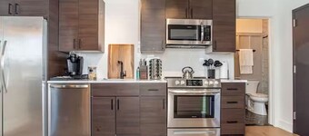 LUXE Sun Drenched 2 Bd, Steps to Brown and Wayland