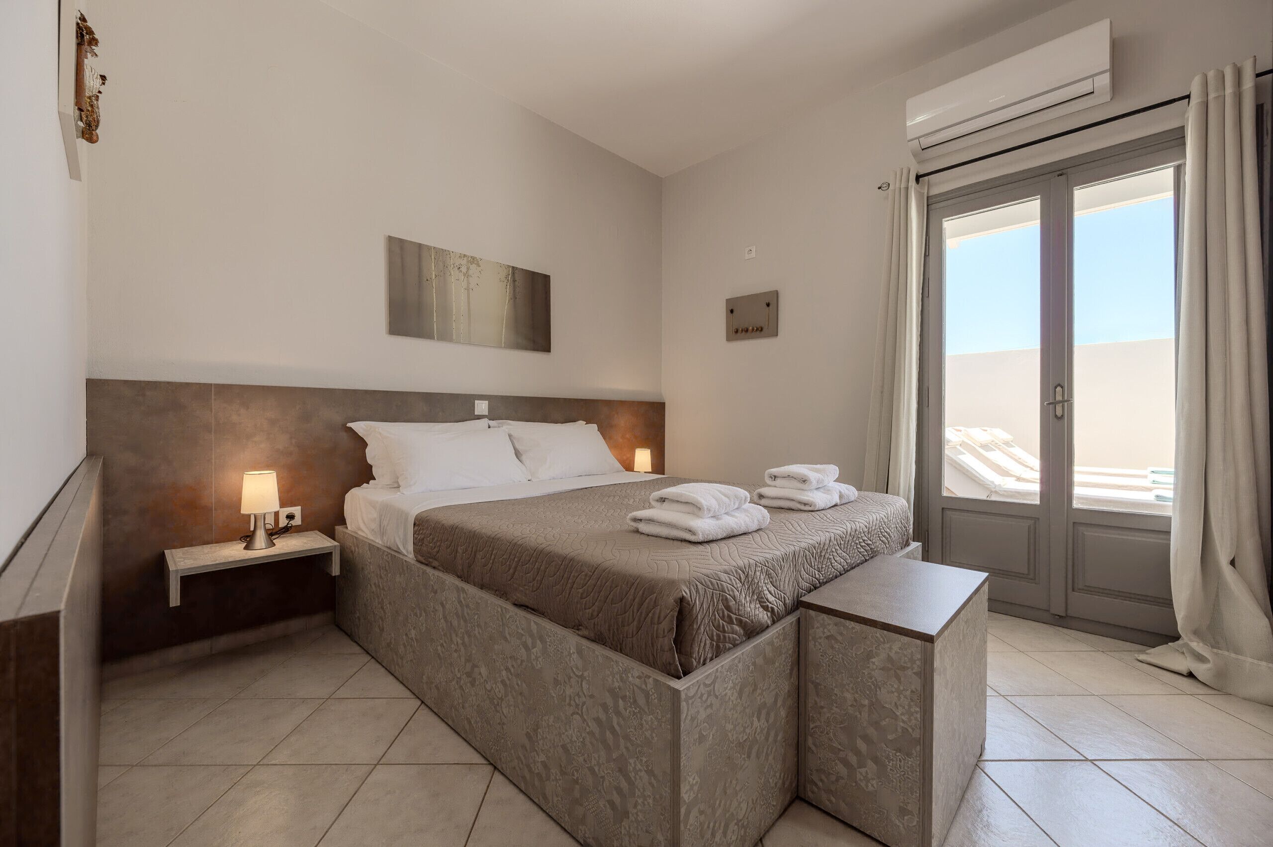 2 bedrooms, in-room safe, iron/ironing board, free WiFi