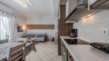 Kühlschrank, Ofen, Geschirrspüler, Wasserkocher mit Kaffee-/Teezubehör