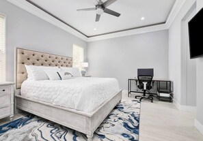 5 chambres, bureau, fer et planche à repasser, lit parapluie