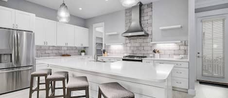 雪櫃、微波爐、焗爐、爐具