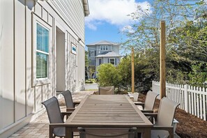 Outdoor dining - NEW Inlet Beach | POOL | Golf Cart | 5BR Sleeps 18 (Inlet Beach)