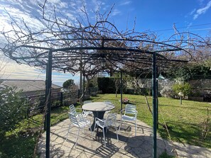 Outdoor dining - Villa in the Green in the hills in Lavagna - 3 Bedrooms, Garden and Private Parking (Lavagna)