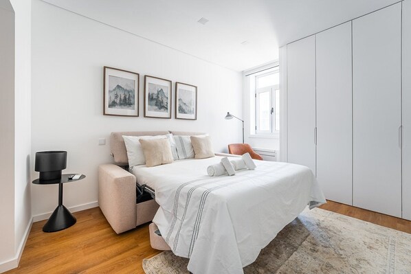 Iron/ironing board, internet, bed sheets