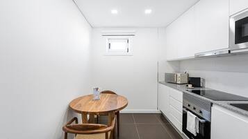 Frigorífico, microondas, horno y cafetera o tetera