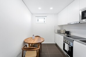 Fridge, microwave, oven, coffee/tea maker