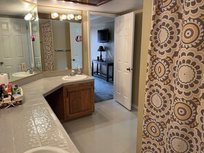 Hair dryer, towels, soap, toilet paper - Cozy 2-bedroom condo with WiFi, pools in charming St. George (St. George)