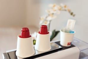 Värdeförvaringsskåp på rummet, skrivbord och arbetsyta för laptop