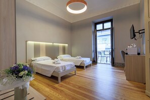 Habitación con 1 cama matrimonial o 2 individuales | Caja de seguridad en la habitación y escritorio 