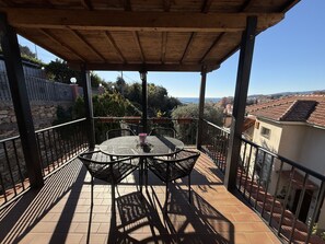 Outdoor dining - The Piano Apartment (Imperia)