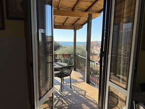 Outdoor dining - The Piano Apartment (Imperia)