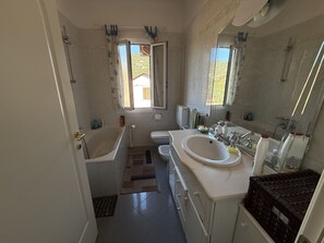 Shower, towels - The Piano Apartment (Imperia)
