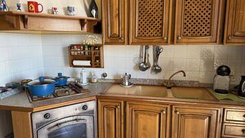 Fridge, oven, coffee/tea maker, electric kettle
