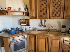 Refrigerador, horno, cafetera y tetera y tetera eléctrica