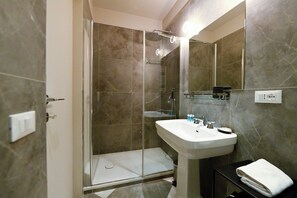 Ducha, secador de pelo, bidet, toallas