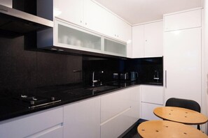 Geladeira, micro-ondas, fogão, lava-louças