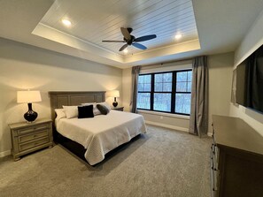 4 bedrooms, desk, WiFi