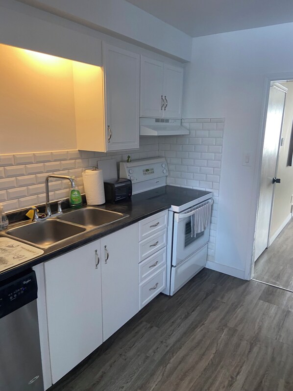 Jääkaappi, mikroaaltouuni, uuni, liesi