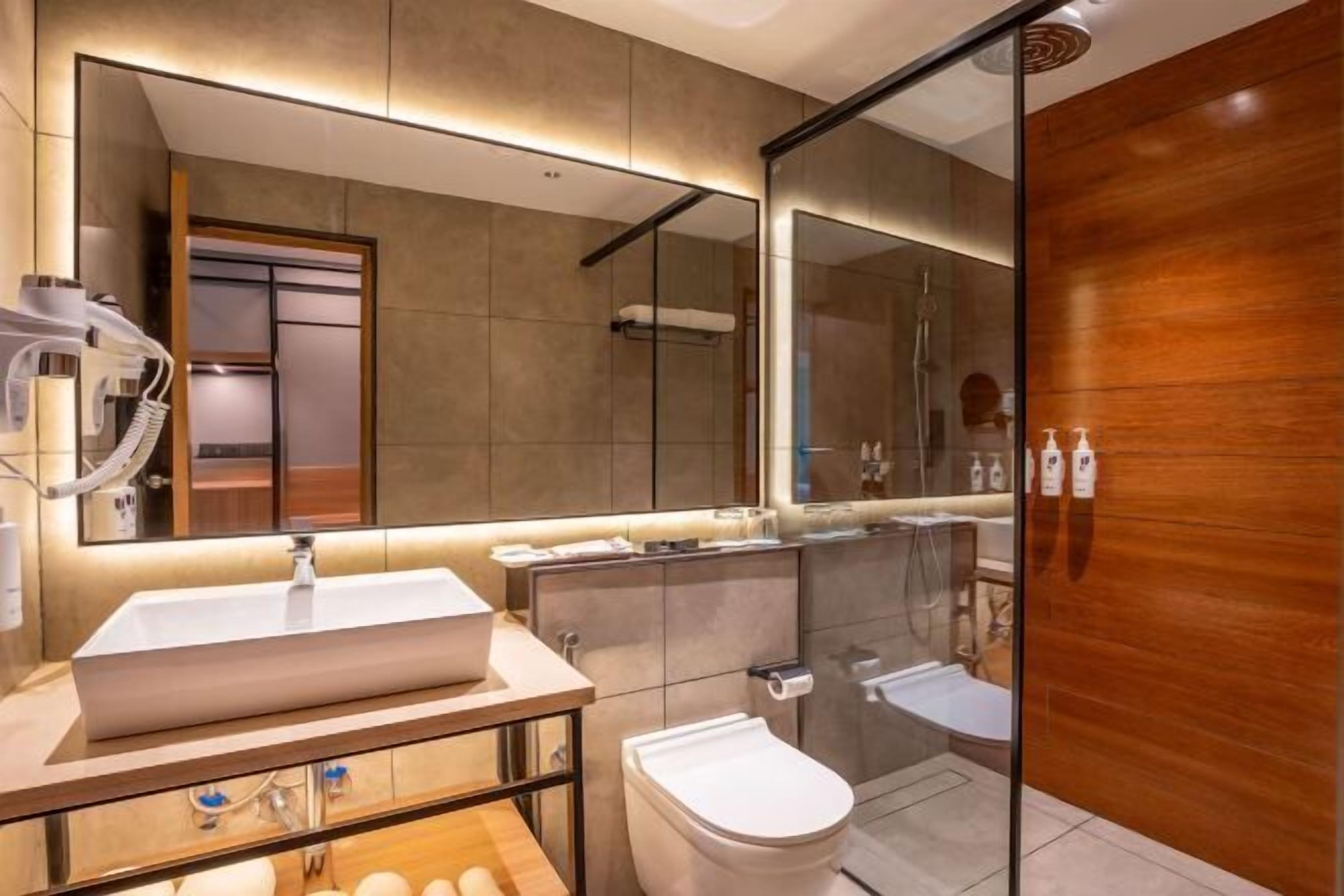 Kylpyhuone | Suihku, ilmaiset hygieniatuotteet, hiustenkuivaaja, kylpytakit