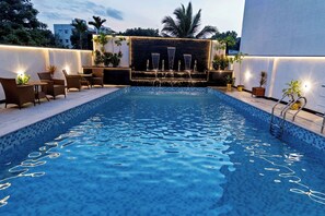 Outdoor pool - Park Inn & Suites By Radisson Bengaluru Yelahanka (Bengaluru)