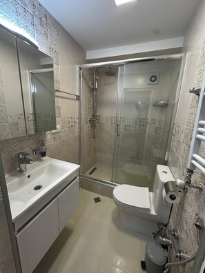 Comfort Duplex | Bathroom | Shower, free toiletries, hair dryer, slippers