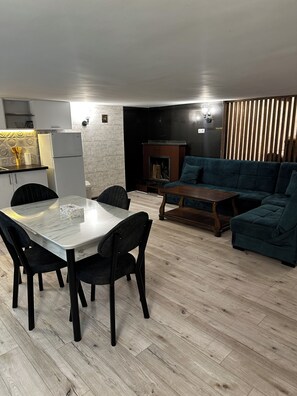 Refrigerador, microondas, placa de cocina, utensilios de cocina