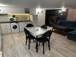 Duplex Confort | Cuisine privée | Réfrigérateur, four à micro-ondes, surface de cuisson