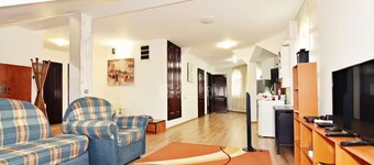 Villaweb Penthouse 2rooms,5min drive city &Airport