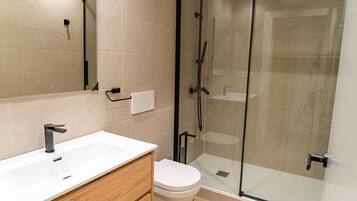 Een douche, een haardroger, handdoeken, zeep