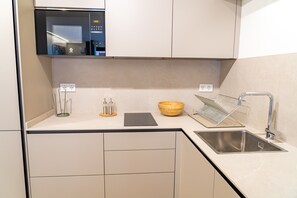 Geladeira, micro-ondas, cooktop, cafeteira/chaleira
