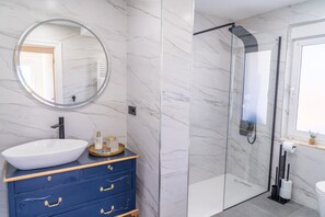 Douche, serviettes fournies, savon, shampooing