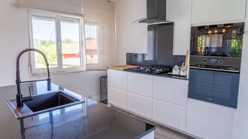 Een koelkast, een magnetron, een oven, een vaatwasser