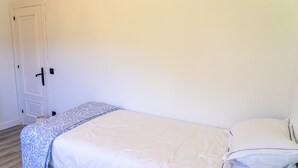 3 bedrooms, iron/ironing board, WiFi (free), bed sheets - Beautiful Rural House in Nava (Nava)